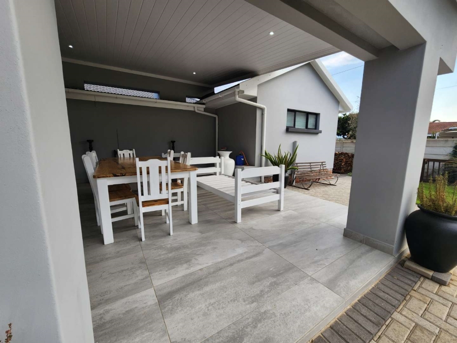 5 Bedroom Property for Sale in Fraaiuitsig Western Cape